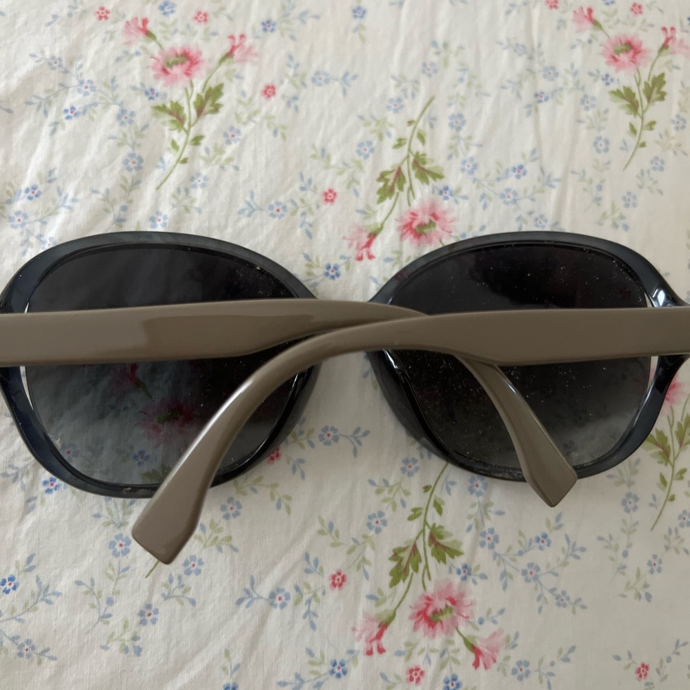 Women Fendi sunglasses with case
